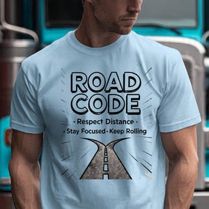 Road Code Typografie Trucker T-Shirt | Respekt Abstand Bleiben Fokussiert Halten Rollen T-Shirt