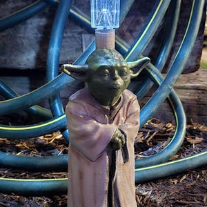 Yoda solcellslampa