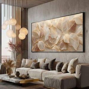 Puede incluir: Una gran obra de arte enmarcada que representa un relieve de hojas estilizadas en tonos crema, beige y marrón. La obra de arte está sobre un sofá seccional beige con cojines. La habitación tiene un diseño moderno con grandes ventanales y lámparas colgantes globulares.