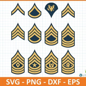 Op de afbeelding: Een verzameling militaire rangonderscheidingstekens in goud en marineblauw. De ontwerpen omvatten chevrons, diamanten, sterren en andere emblemen. De onderkant van de afbeelding toont de tekst "SVG - PNG - DXF - EPS".