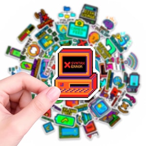 Könnte beinhalten: Ein Pixel-Art-Aufkleber eines orangefarbenen Vintage-Computers mit einem schwarzen Bildschirm, auf dem der rote Text SYNTAX ERROR steht. Der Computer besteht aus Monitor, Tastatur und Gehäuse. Der Aufkleber ist von weiteren Technik-Stickern umgeben.