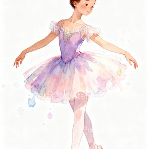 Puede incluir: Ilustración en acuarela de una bailarina con tutú lavanda y zapatillas de punta. La bailarina tiene los brazos extendidos con gracia, con un moño. La obra de arte presenta colores pastel suaves y una estética delicada y soñadora.