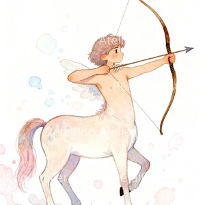 Puede incluir: Ilustración en acuarela de un centauro apuntando con un arco y una flecha. El centauro tiene la parte superior del cuerpo humano y la parte inferior de un caballo. La paleta de colores incluye pasteles suaves de rosa, azul y beige. El arco es marrón.