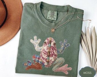 Camiseta unisex de Comfort Colors con estampado de ranas en patchwork, estilo retro cottagecore con efecto acolchado.