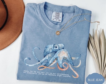 Camiseta de Criaturas Extraordinariamente Brillantes, Cita Literaria, Arte de Pulpo en Acuarela, Gráfico de Vida Marina, Estética Literaria
