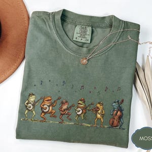 Retro Bluegrass Frog Band, Vintage Folk Art Music, Whimsical Cottagecore T-shirt, Animal Musician Graphic