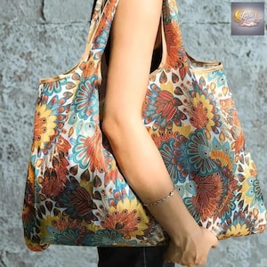 Bolso tote grande impermeable con estampado floral, plegable y reutilizable para compras.