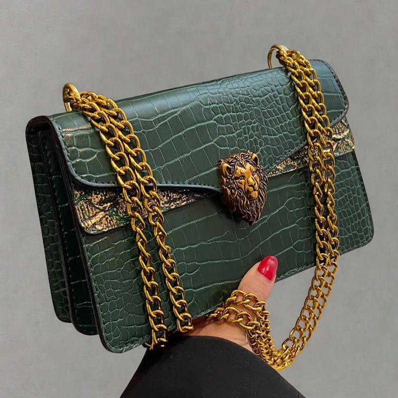 Chic women’s underarm handbag featuring crocodile pattern PU leather and stylish retro fashion detailing