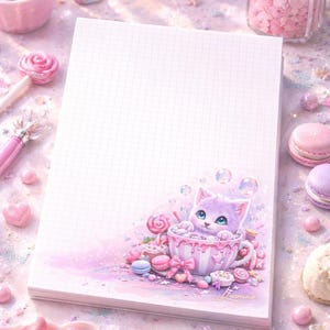 Könnte beinhalten: Eine weiße Keramik-Tasse mit schwarzem Henkel und dem Text "But First, Coffee" in schwarzer, handschriftlicher Schrift. Die Tasse steht auf einer weißen Oberfläche.