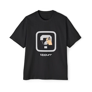 Może przedstawiać: Czarny t-shirt z krótkim rękawem z grafiką przedstawiającą jasnopomarańczowego kota w słuchawkach korzystającego z laptopa, umieszczonego wewnątrz dużej szarej ikony znaku zapytania. Słowo tippurr jest nadrukowane białym tekstem poniżej.