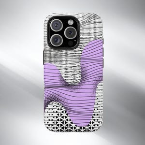 Può includere: Una custodia per telefono dal design moderno. La custodia presenta un motivo in bianco e nero con una forma astratta lilla. La custodia del telefono ha un ritaglio per la fotocamera.