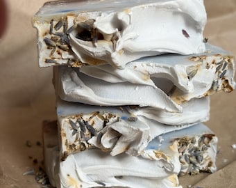 Pain de savon traité à froid à la lavande et à la vanille avec bourgeons de lavande - Nettoyant botanique artisanal aux huiles essentielles, À LA PLACE DE NEMO || DZELMĒ