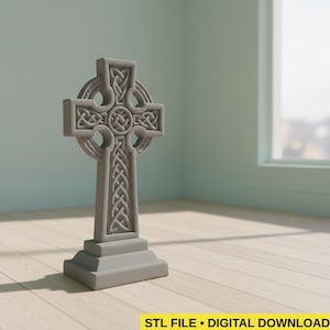Könnte beinhalten: Eine graue keltische Kreuzstatue mit komplizierten Knotenmustern. Das Kreuz steht auf einem abgestuften Sockel und hat eine kreisförmige Mitte. Der Text "STL FILE • DIGITAL DOWNLOAD" befindet sich unten.
