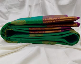 Smaragdgroene kanchipuram-zijden sari met pauwenknopen paarse zari-rand Zachte kanjivaramgeweven elegante kanchi-sari voor bruiloften
