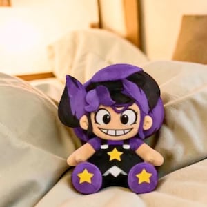 Boneca de Pelúcia Lily Lovebraids – Personagem de Anime de Pelúcia Macia (25 cm)