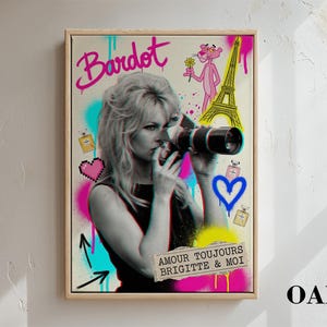 Może przedstawiać: Biały ceramiczny kubek z czarnym uchwytem i napisem "But First, Coffee" w stylu odręcznym. Kubek stoi na białej powierzchni. Kubek ma około 10 cm wysokości.