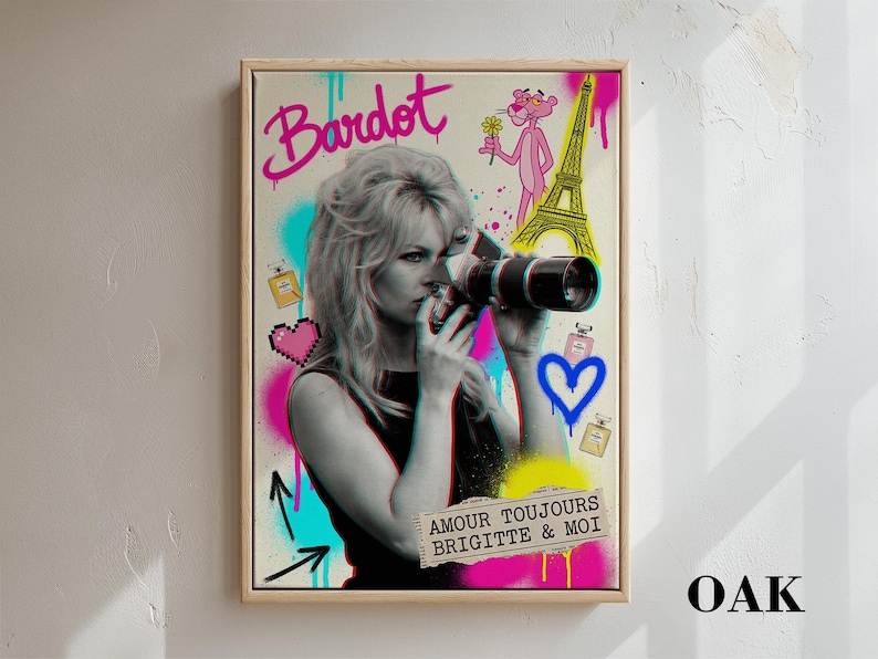 Może przedstawiać: Biały ceramiczny kubek z czarnym uchwytem i napisem "But First, Coffee" w stylu odręcznym. Kubek stoi na białej powierzchni. Kubek ma około 10 cm wysokości.