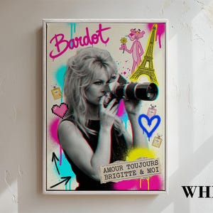 Może przedstawiać: Oprawiony wydruk artystyczny z czarno-białym zdjęciem Brigitte Bardot z aparatem, z elementami w stylu graffiti. Grafika zawiera r&oacute;żową panterę, wieżę Eiffla i słowo "Bardot" w kolorze r&oacute;żowym.