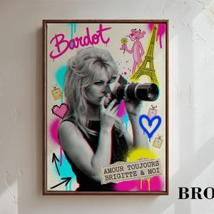 Może przedstawiać: Oprawiony wydruk artystyczny z czarno-białym zdjęciem Brigitte Bardot trzymającej aparat, z kolorowymi akcentami graffiti. Grafika zawiera słowo "Bardot" w kolorze r&oacute;żowym, r&oacute;żową panterę i Wieżę Eiffla. Obecny jest r&oacute;wnież tekst "AMOUR TOUJOURS BRIGITTE & MOI".