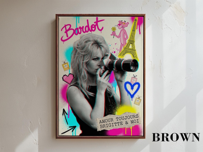 Może przedstawiać: Oprawiony wydruk artystyczny z czarno-białym zdjęciem Brigitte Bardot trzymającej aparat, z kolorowymi akcentami graffiti. Grafika zawiera słowo "Bardot" w kolorze r&oacute;żowym, r&oacute;żową panterę i Wieżę Eiffla. Obecny jest r&oacute;wnież tekst "AMOUR TOUJOURS BRIGITTE & MOI".