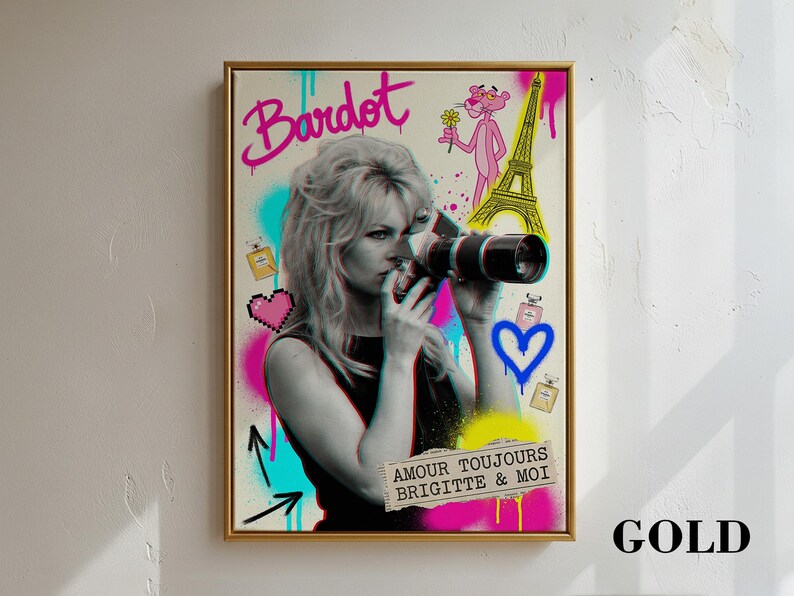 Może przedstawiać: Oprawiony wydruk artystyczny z czarno-białym zdjęciem kobiety z aparatem, z kolorowymi akcentami graffiti. Wydruk zawiera r&oacute;żowe słowo "Bardot", r&oacute;żową panterę i wieżę Eiffla. Widoczna jest r&oacute;wnież fraza "AMOUR TOUJOURS BRIGITTE & MOI".