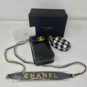 シャネル Chanel VIP ギフト スーイド ショルダーバッグ Chanel Vip Gift Bag - 60+ Gift Ideas for 2026