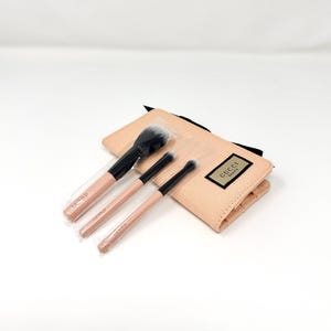 Gucci Beauty Makeup Brush 3er Set mit Peach Pink Kosmetiktasche (VIP-Geschenk)