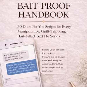 Puede incluir: Portada del manual Bait-Proof Handbook con texto y un gráfico de smartphone. El libro ofrece 30 guiones para textos manipuladores. Se presenta el método C.A.L.M. Una pluma dorada descansa en la página.