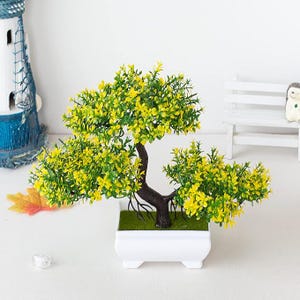 Minibonsai nepplant gele pot binnendecoratie
