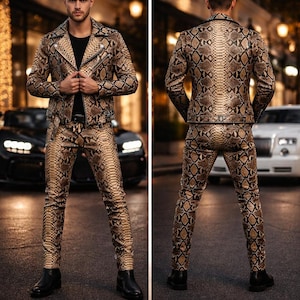 Pode incluir: Um conjunto de duas peças com padrão de pele de cobra, incluindo um casaco e calças, é exibido num ambiente urbano. O casaco tem fecho de correr e as calças são justas. O conjunto é castanho e bege, com botas pretas. O fundo inclui carros e candeeiros de rua.