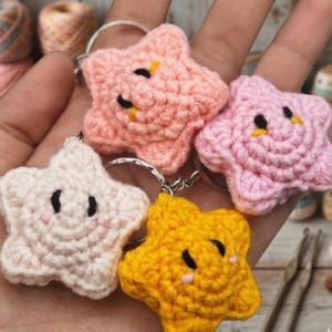 Puede incluir: Un juego de tres tazas de cerámica con un acabado moteado y mate. Las tazas son de color crema, gris claro y gris oscuro. Cada taza tiene un diseño simple y minimalista.