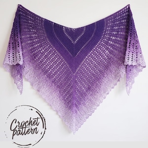 Peut inclure: Un châle crocheté à la main dans des tons de violet, passant du violet foncé au lavande clair. Le motif ajouré crée une texture délicate et dentelée. L'image comprend le texte "Crochet Pattern" dans un cercle.