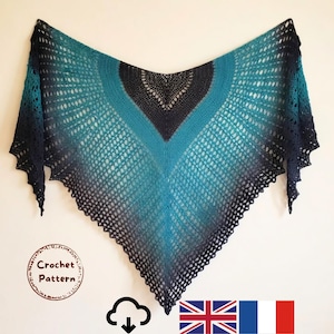 Peut inclure: Un châle triangulaire au crochet présentant un dégradé de couleurs allant du noir au centre supérieur vers le bleu sarcelle, puis revenant au noir sur les bords. Le châle a un motif en dentelle ajourée avec une bordure festonnée. Texte Crochet Pattern.