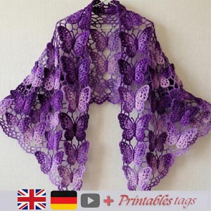 Peut inclure: Ensemble de trois mugs en céramique avec une finition mate et mouchetée. Les mugs sont dans des tons crème, gris clair et gris foncé. Chaque mug a un design simple et minimaliste et une anse arrondie.