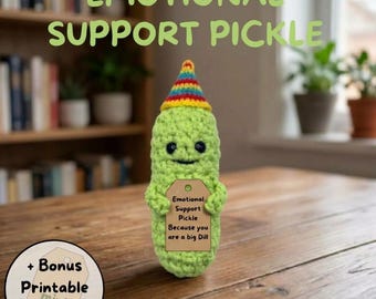 Emotionellt stöd Pickle-virkmönster | Nybörjarvänlig Amigurumi PDF | Gratis utskrivbara uppmuntrande etiketter och festhatt, liten skrivbordskompis