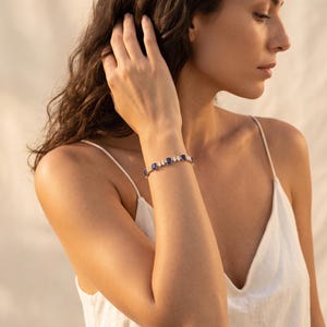 Bracelet en or 18 carats plaqué or, orné d'une pierre précieuse bleue et de maillons en oxyde de zirconium. Chaîne fine en or, accessoire à porter au quotidien.