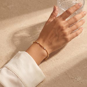 Pulsera delicada de cuentas chapada en oro de 18 quilates, elegante joyería de cadena, estilo sencillo para el día a día, regalo apilable para ella.