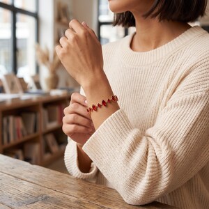 Pulsera de oro laminado de 18 quilates con circonitas cúbicas rojas, diseño de eslabones color rubí, joyería delicada y brillante, regalo elegante para combinar con otras pulseras.