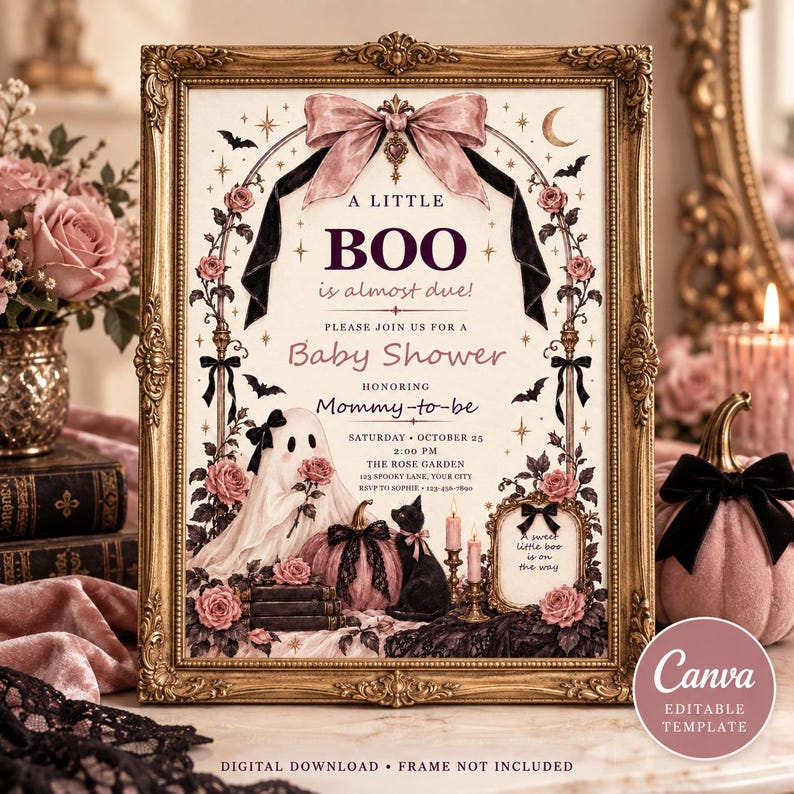 Op de afbeelding: Een rechthoekige uitnodiging voor een babyshower in een gouden, sierlijke lijst met een roze strik, een geest, een zwarte kat en roze rozen. De tekst luidt: A LITTLE BOO is almost due! PLEASE JOIN US FOR A Baby Shower HONORING Mommy-to-be SATURDAY OCTOBER 25 2:00 PM THE ROSE GARDEN 123 ROSE LANE YOUR CITY RSVP TO SOPHIE 123-456-7890.