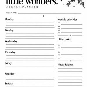 K&ouml;nnte beinhalten: Eine schwarz-wei&szlig;e Wochenplaner-Seite mit dem Titel The Midnight Collection A week of little wonders. Sie enth&auml;lt Abschnitte f&uuml;r Montag bis Sonntag, Wochenpriorit&auml;ten, kleine Aufgaben, Notizen und Ideen sowie Illustrationen von einem Halbmond, Sternen, einer Zaubertrankflasche und einer Katze auf B&uuml;chern.