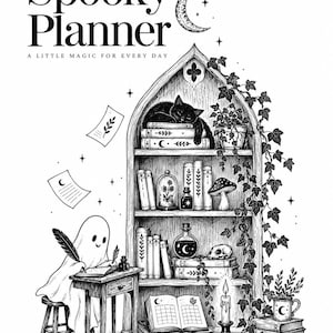 K&ouml;nnte beinhalten: Ein schwarz-wei&szlig;es Planer-Cover mit dem Titel The Midnight Collection Spooky Planner A Little Magic For Every Day. Es zeigt ein Gespenst, das an einem Schreibtisch schreibt, ein B&uuml;cherregal mit einer Katze, B&uuml;chern, Tr&auml;nken, einem Totenkopf, einer Kerze und Efeu.
