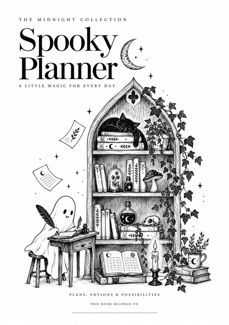 K&ouml;nnte beinhalten: Ein schwarz-wei&szlig;es Planer-Cover mit dem Titel The Midnight Collection Spooky Planner A Little Magic For Every Day. Es zeigt ein Gespenst, das an einem Schreibtisch schreibt, ein B&uuml;cherregal mit einer Katze, B&uuml;chern, Tr&auml;nken, einem Totenkopf, einer Kerze und Efeu.