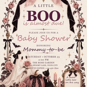 Op de afbeelding: Een uitnodiging voor een babyshower met een geest die een roos vasthoudt, een zwarte kat, een roze pompoen en kaarsen. De tekst luidt: A LITTLE BOO is almost due! PLEASE JOIN US FOR A Baby Shower HONORING Mommy-to-be SATURDAY OCTOBER 25 2:00 PM.