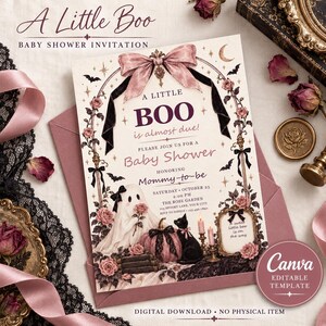 Op de afbeelding: Een rechthoekige uitnodigingskaart voor een babyshower met een geest, een zwarte kat, een pompoen en rozen. De tekst luidt A Little Boo is almost due, Please join us for a Baby Shower, Honoring Mommy-to-be, Saturday October 25, 2:00 PM, The Rose Garden, 123 Spooky Lane, Your City, RSVP to Sophie 123-456-7890.