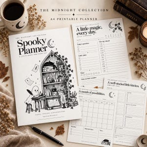 K&ouml;nnte beinhalten: Eine Sammlung von A4-druckbaren Planerseiten mit dem Titel The Midnight Collection. Das Deckblatt zeigt ein Gespenst, das an einem Schreibtisch neben einem B&uuml;cherregal schreibt. Enthalten sind Tages-, Monats- und Einkaufslisten-Vorlagen mit schwarzen Tintenillustrationen von Monden, Sternen und Pflanzen auf wei&szlig;em Papier.