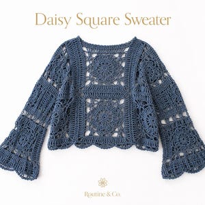 Può includere: Un maglione blu all'uncinetto con maniche a campana. Il maglione presenta un design quadrato con motivi floreali e il testo "Daisy Square Sweater". Il fondo del maglione ha un bordo smerlato. È visibile anche il marchio "Routine & Co.".