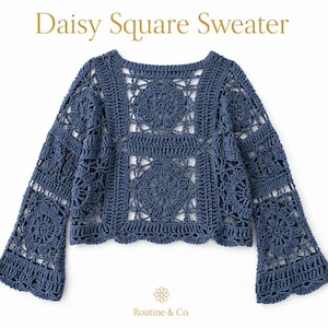 Peut inclure: Un pull en crochet bleu avec un motif de carrés marguerites, des manches longues et un ourlet festonné. Le texte Daisy Square Sweater et Routine & Co. avec une petite icône de fleur sont imprimés au-dessus et en dessous du vêtement.