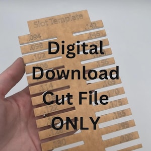 Peut inclure: Gabarit de fente en acrylique transparent avec des mesures en pouces, intitulé "Slot Template". Le texte "Digital Download Cut File ONLY" est superposé. Le gabarit est tenu dans une main.