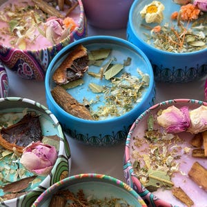 Vela aromática hecha a mano en lata metálica decorativa, lavanda, naranja, limón, pachulí, rosa, bergamota, romero, menta y vainilla.