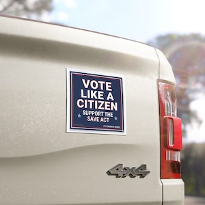 Peut inclure: Un aimant carré avec le texte "VOTE LIKE A CITIZEN SUPPORT THE SAVE ACT" en blanc sur fond bleu marine. L'aimant est fixé à l'arrière d'un véhicule blanc.